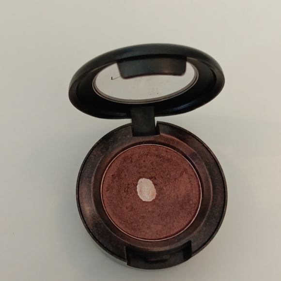 Mac Veluxe Pearl Eyeshadow in Star Violet - Picture 3 of 6